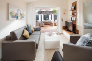 诺德奈SeaSide的带沙发和电视的客厅