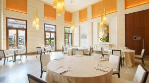 Reštaurácia alebo iné gastronomické zariadenie v ubytovaní Bes Hotel Villa Zoia