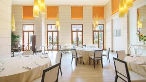 Reštaurácia alebo iné gastronomické zariadenie v ubytovaní Bes Hotel Villa Zoia