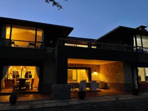 dom z patio i jadalnią w nocy w obiekcie Nyikani Villa Olpejeta w mieście Nanyuki