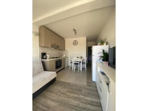 een woonkamer en een keuken met een witte koelkast bij Apartment Ante in Drniš