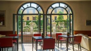 Reštaurácia alebo iné gastronomické zariadenie v ubytovaní Bes Hotel Villa Zoia