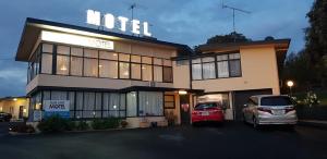 a building with a car parked in front of it at Blue Lake Motel in Mount Gambier