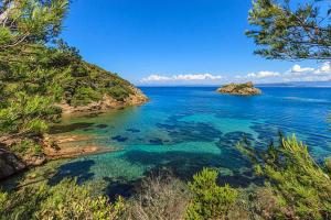 a large body of water with a group of islands at Le portalet centre historique in Hyères