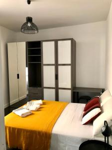 a bedroom with a large bed with towels on it at Le portalet centre historique in Hyères