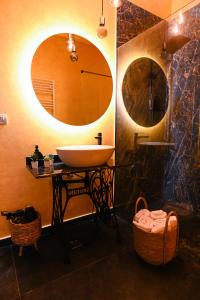 een badkamer met een wastafel en een spiegel bij Apartament de poveste pe plajă în Resort de Lux in Năvodari