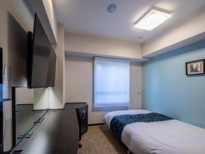 Een bed of bedden in een kamer bij APA Hotel Asakusabashi Ekimae