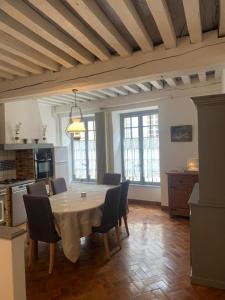 a kitchen with a table and chairs in a room at La tour de Jade in Avallon