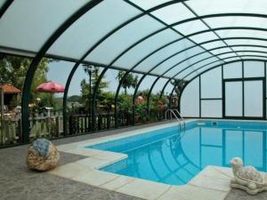 a swimming pool with an arched ceiling and a swimming pool at La Vieja Cantina in Quintana Redonda