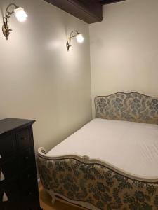 - une chambre avec un canapé, une commode et un lit dans l'établissement La tour de Jade, à Avallon