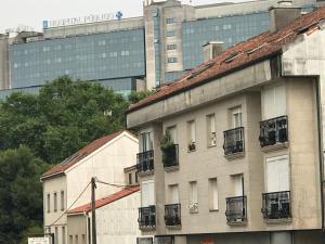 ein altes Gebäude mit Balkon vor einer Stadt in der Unterkunft apartamento con amplia terraza cerca del hospital clínico in Santiago de Compostela
