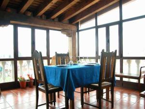 ein Esszimmer mit einem blauen Tisch und Stühlen in der Unterkunft La Vieja Cantina in Quintana Redonda