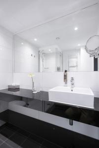 ein schwarz-weißes Bad mit einem weißen Waschbecken in der Unterkunft IntercityHotel Bremen in Bremen