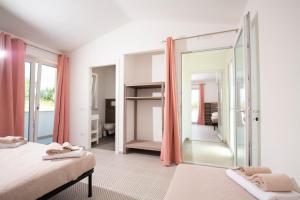 Agriturismo Passione Natura في فييستي: غرفة نوم بسرير ومرآة