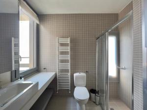een badkamer met een toilet, een wastafel en een douche bij Bouboulina's house with amazing sea view in Skiathos-stad