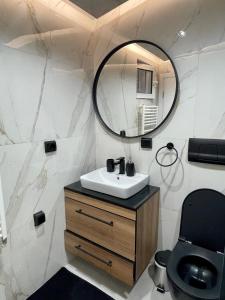 W łazience znajduje się umywalka i lustro. w obiekcie Budva house Maja w Budvie