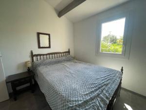 Llit o llits en una habitació de Maison Saint-Cyprien, 2 pièces, 4 personnes - FR-1-225D-160