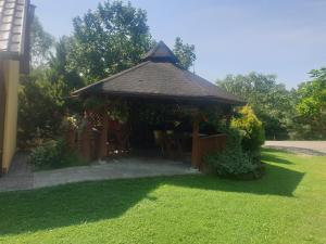 Orelec的住宿－Domek u Ani，绿草庭院中的凉亭