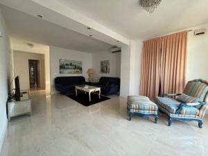 un soggiorno con 2 divani e una TV di Villa Franda a Trogir