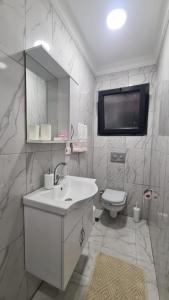 Baño blanco con lavabo y aseo en Villa Koyuncu en Dalaman