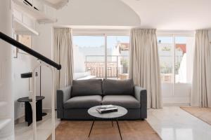 een woonkamer met een bank en een tafel bij Sonder Santa Ana in Madrid