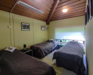 Pokój z 2 łóżkami i drewnianym sufitem w obiekcie ART Hotel JUNA w mieście Imatra