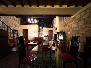 Sala de estar con mesa y botella de vino en Country Villa with Netflix and Swimming Pool en Volterra
