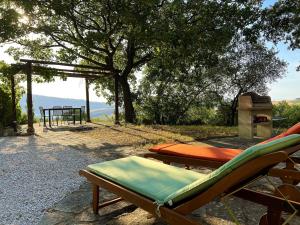 una hamaca y una mesa de picnic con un árbol en Country Villa with Netflix and Swimming Pool, en Volterra