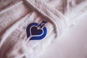 um close-up de um remendo de coração em uma camisa em Hotel Cesare Augustus em Lido di Jesolo