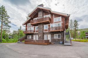 a large house with a staircase in front of it at Levillas Golfväylä 3C in Levi