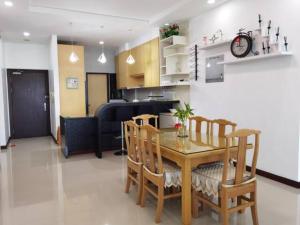 ein Esszimmer und eine Küche mit einem Tisch und Stühlen in der Unterkunft Jeff and Ricky Homestay16-Boulevard Imperial Suite in Kuching