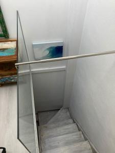 een trap met een foto van een golf bij Hotel Boutique Room Tarifa in Tarifa