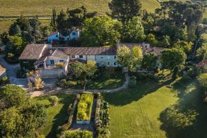 una vista aérea de una casa con patio en Gîte - Holiday Home Vent Tramontane, en Limoux