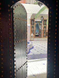 馬拉喀什的住宿－Riad Ksar Al Amal，一间有地板的房间的敞开的门