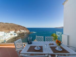 - une table sur un balcon avec vue sur l'océan dans l'établissement Tufia Marine Life by Canariasgetaway, à Telde