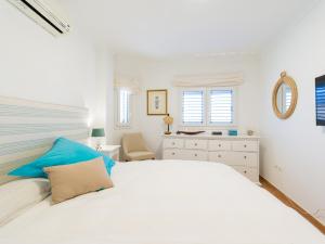 - une chambre blanche avec un lit et une commode dans l'établissement Tufia Marine Life by Canariasgetaway, à Telde