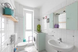 La salle de bains est pourvue d'un lave-linge et d'un lavabo. dans l'établissement Marconi Apartments, à Bologne