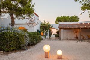 two lights in the yard of a house at Pozzo Traverso Casale in Leporano Marina