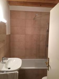 y baño con bañera, lavamanos y ducha. en Ferienwohnung Johannsen Haus Elisabeth en Aschau im Chiemgau