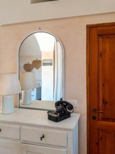 uno specchio sopra un comò in una stanza di Kuddia Attalora a Pantelleria