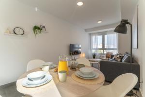 a kitchen and living room with a table and chairs at Cala Luxo en Cala de Mijas a metros del mar in Mijas Costa