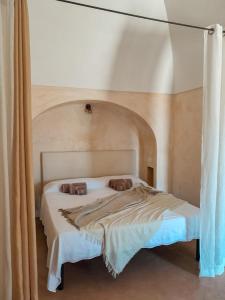 una camera con un grande letto a baldacchino di Kuddia Attalora a Pantelleria