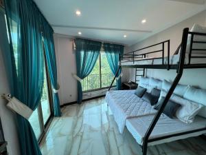 1 dormitorio con litera y ventana grande en Ortus - Murree Hills en Murree