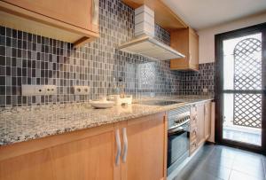 uma cozinha com um lavatório e uma bancada em Luxury apartment in Golf Hills, Estepona. em Estepona