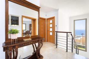 espejo sobre una mesa en una habitación con balcón en Chalet con vistas al mar en Santa Cruz de Tenerife en Santa Cruz de Tenerife