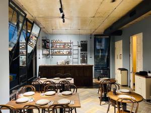 Salone o bar di Level Up Hotel & Restaurant