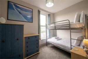 Katil dua tingkat atau katil-katil dua tingkat dalam bilik di Harbour View- Cosy Maisonette, Close to Brixham Harbour