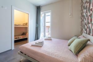 a bedroom with a bed with towels on it at La Dimora della Luna in Pozzallo