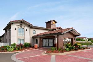 La Quinta Inn by Wyndham Columbus Airport Area في كولومبوس: مبنى عليه برج الساعه