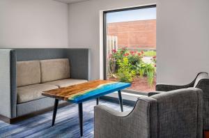 uma sala de estar com um sofá e uma mesa em La Quinta Inn by Wyndham Columbus Airport Area em Columbus